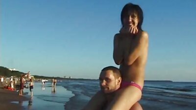 La ragazza russa si mature amatoriali porche è tolta la lingerie rossa per masturbarsi la figa.