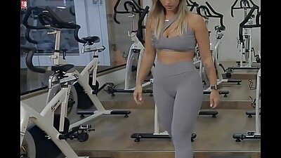Ragazza magra russa ha sfogliato il Kamasutra e si è masturbata tardone porche la figa.