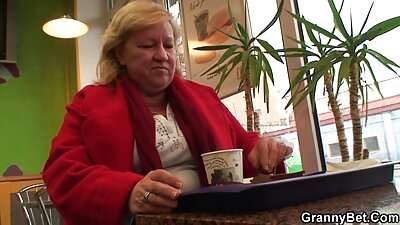 Sesso con seni piccoli da mature tettone porche una cagna bionda.