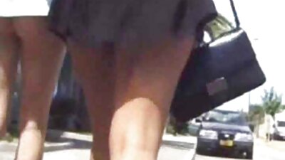 Una studentessa donne vecchie porche con grandi tette si è tolta la camicia bianca e ha scopato.