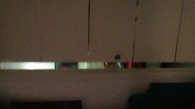 Una cagna con i capelli sciolti litiga con un ragazzo e si siede vecchie mature porche sulla sua faccia.
