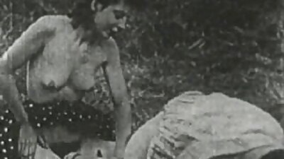 Dolce orgasmo da ragazza dai signore porche mature giocattoli e dalla lingua.