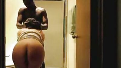 Una donna russa con le tette non porche mature amatoriali abbronzate viene scopata nel culo e in bocca.
