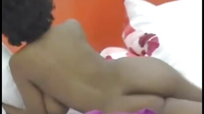 Una studentessa mogli mature porche indiana dalla pelle scura ha succhiato il cazzo dell'insegnante e le ha incorniciato la figa.