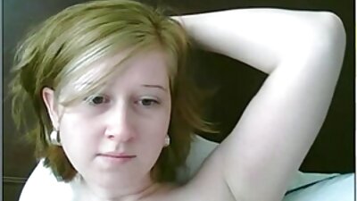 Una lussuriosa donna dai video mature porche capelli castani con una gonna a pois mostrava le sue gambe nude.