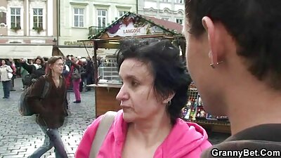 Trans scura in calze impazzisce donne anziane porche mentre si masturba il cazzo.