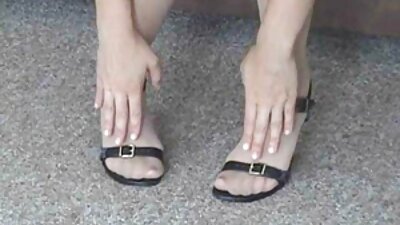 La feticista video mature porche mette la mano nel culo dell'uomo e lo veste da donna.