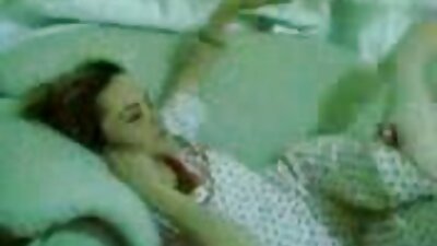 Lo schiavo stringe il cazzo tra gli stivali di pelle della padrona e si porche mature con giovani masturba.