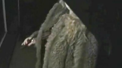 La feticista giace sulla pancia e fa dondolare le gambe, che vengono leccate da un porcelle mature ragazzo.